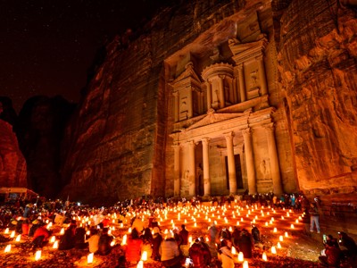 Petra by night: de Schatkamer verlicht door honderden kaarsen tijdens een avondbezoek in Jordanië.
