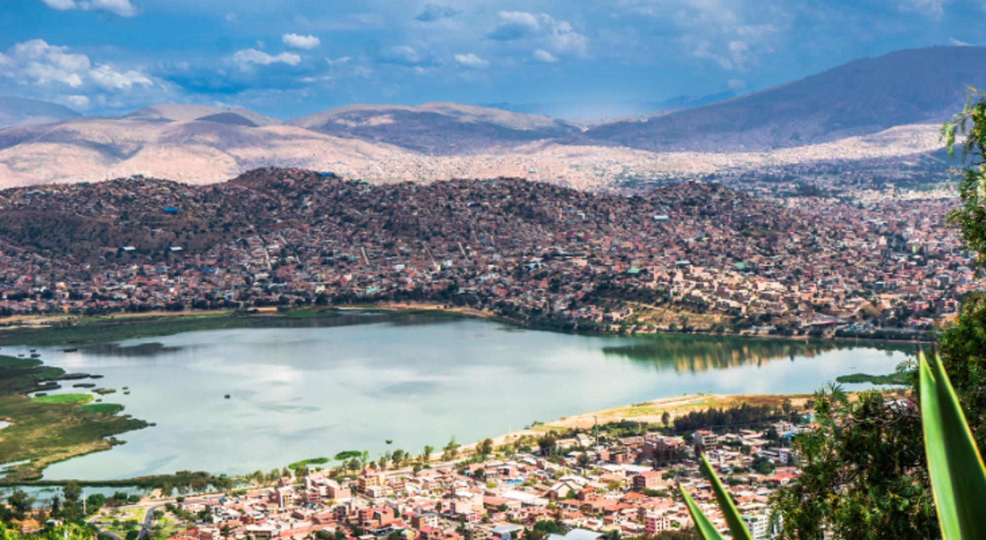 Cochabamba Panoramisch uitzicht op La Paz met het Titicacameer en omliggende bergen in Bolivia.