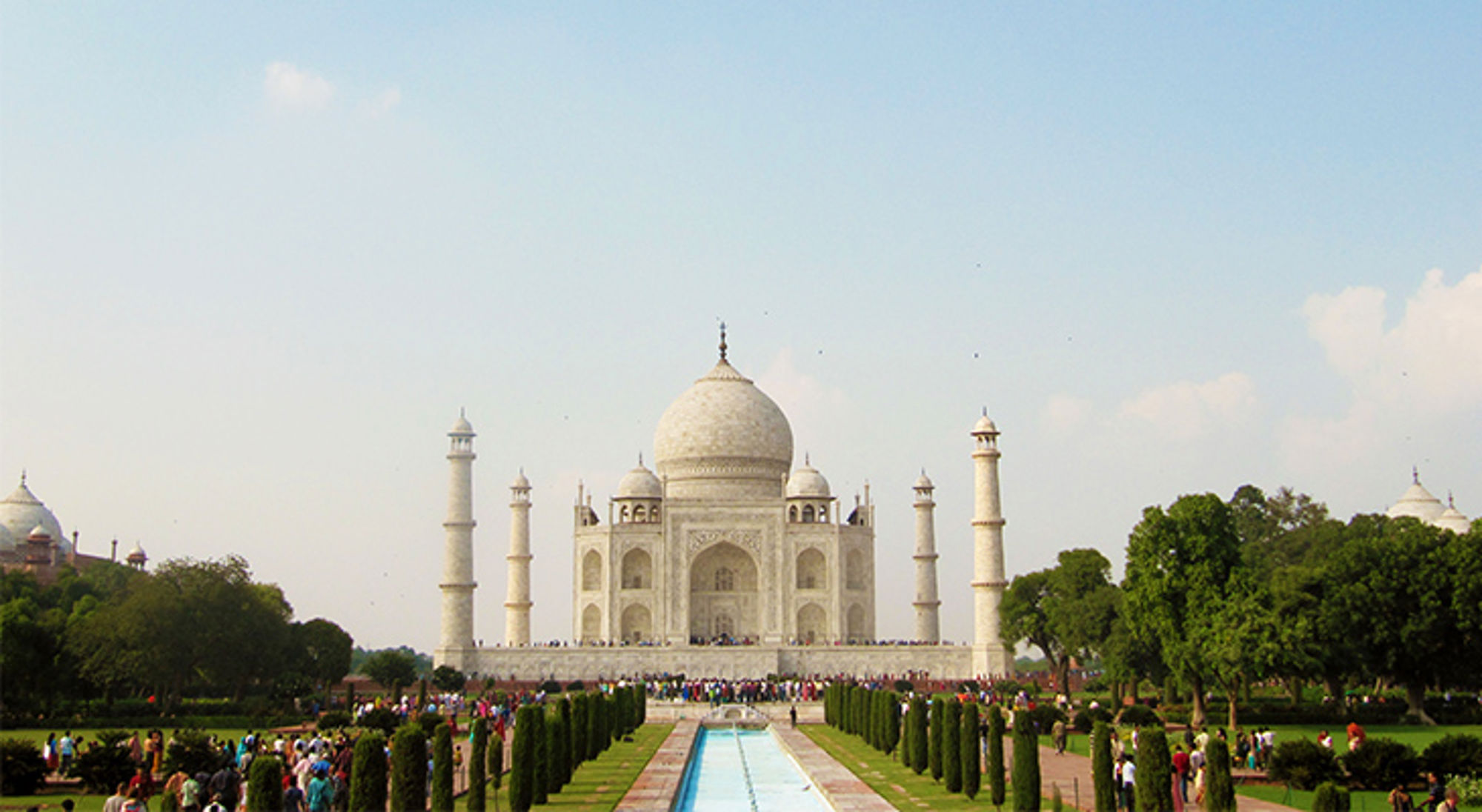 Taj Mahal in Agra met reflectievijver en tuinen, gezien vanaf de centrale promenade.