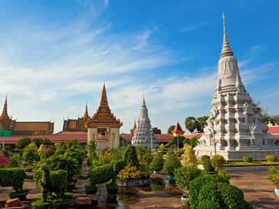 Koninklijk Paleis in Phnom Penh met witte stoepa’s en tempelgebouwen, Cambodja.