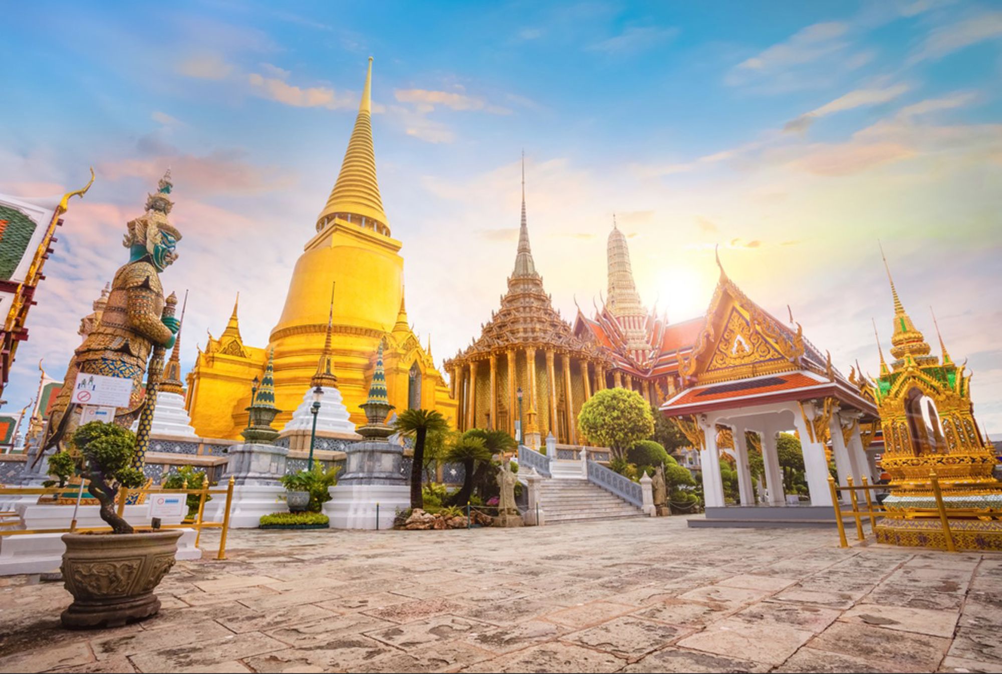 Gouden stoepa en tempelgebouwen bij Wat Phra Kaew, Bangkok, Thailand.