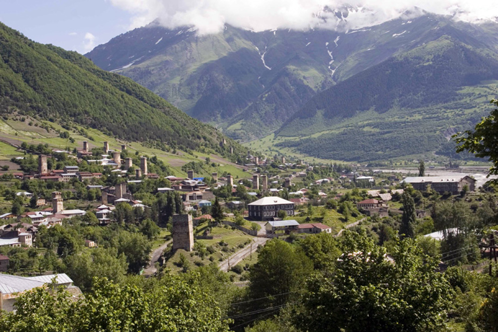 Bergdorp in Svaneti, Georgië, met middeleeuwse verdedigingstorens en uitzicht op de Kaukasus.