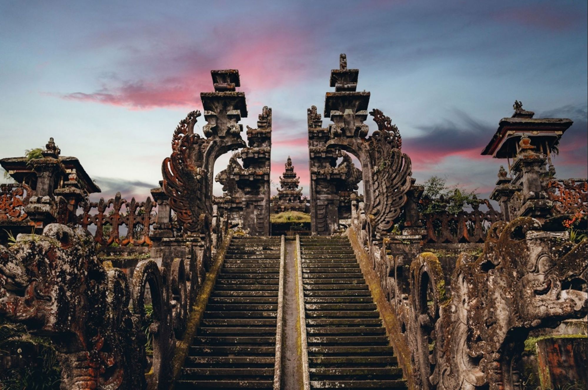 Balinese tempelpoort met stenen trappen bij zonsondergang in Indonesië.