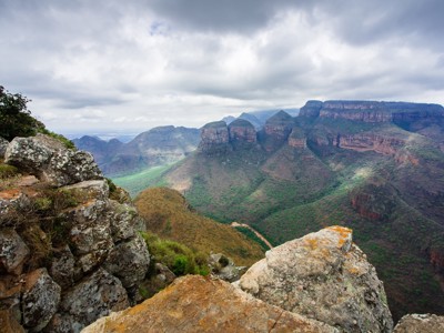 Uitzicht over de Blyde River Canyon en de Three Rondavels langs de route Johannesburg–Kaapstad.