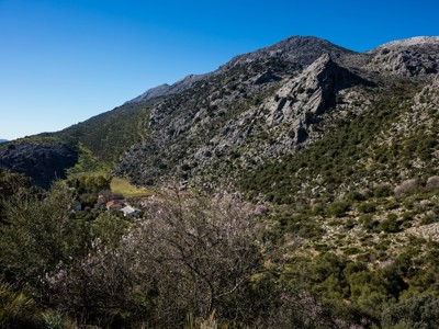 Berglandschap met rotsen en groene valleien langs de Route Andalusië.