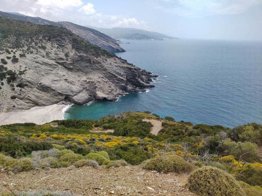 Zicht op een bergachtig landschap op Evia, Griekenland, tijdens een wandelvakantie.