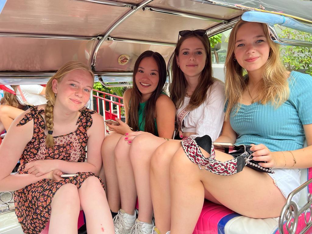 Tieners in een tuk-tuk tijdens een familiereis door Thailand, Noord en Zuid.