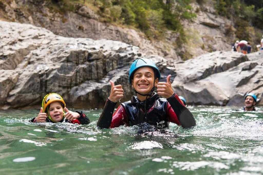 Raften op de Rio Cinca tijdens een familiereis in Aragón, Spanje.