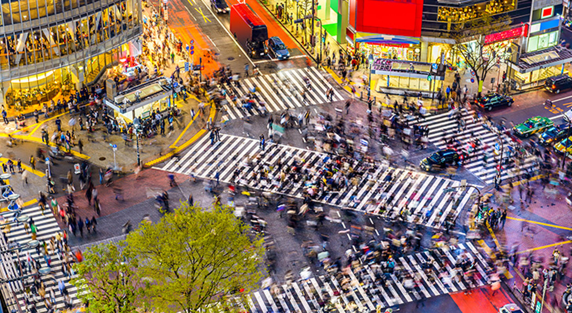 De mooiste stad ter wereld Tokyo Drukke kruising met zebra-oversteekplaatsen en menigte in Tokio, Japan.