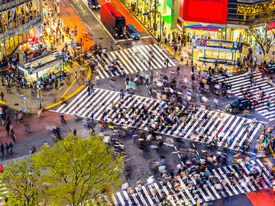 Drukke kruising met zebra-oversteekplaatsen en menigte in Tokio, Japan.