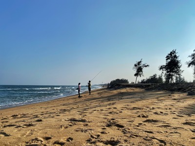 Vissers op het zandstrand langs de kust van Zuid-India tijdens de route Zuid-India.