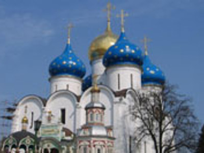 Russisch-orthodoxe kerk met blauwe en gouden uivormige koepels tijdens de route Rusland winter, 12-daagse reis.