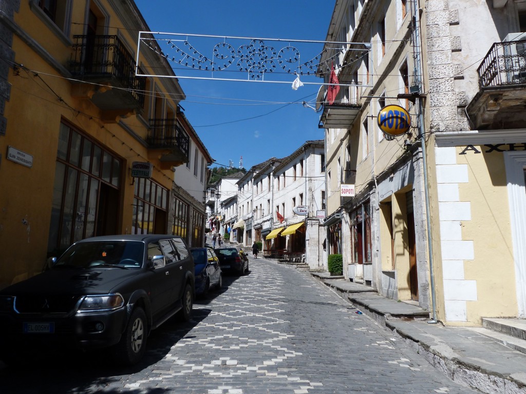 Oude straat met witte huizen en kinderkopjes in Gjirokastër, Albanië, tijdens groepsrondreis Albanië, Kosovo & Noord-Macedonië.