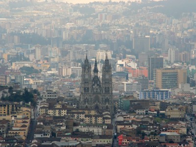 Uitzicht over Quito met de gotische Basílica del Voto Nacional op de voorgrond.