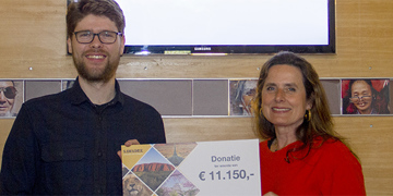 Sawadee overhandigt een cheque van €11.150 aan Wakibi.