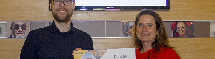Sawadee overhandigt een cheque van €11.150 aan Wakibi.
