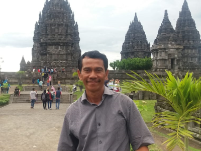 Lokale gids bij de Prambanan-tempels in Yogyakarta, Indonesië.