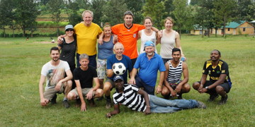 Groepsfoto van reizigers op een sportveld tijdens groepsreis Kenia, Tanzania en Zanzibar.