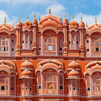 Hawa Mahal in Jaipur, Noord-India, met roze gevel en sierlijke ramen onder een blauwe lucht.