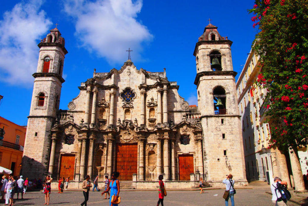 Kathedraal van Havana op Plaza de la Catedral, Cuba, met toeristen op het plein.