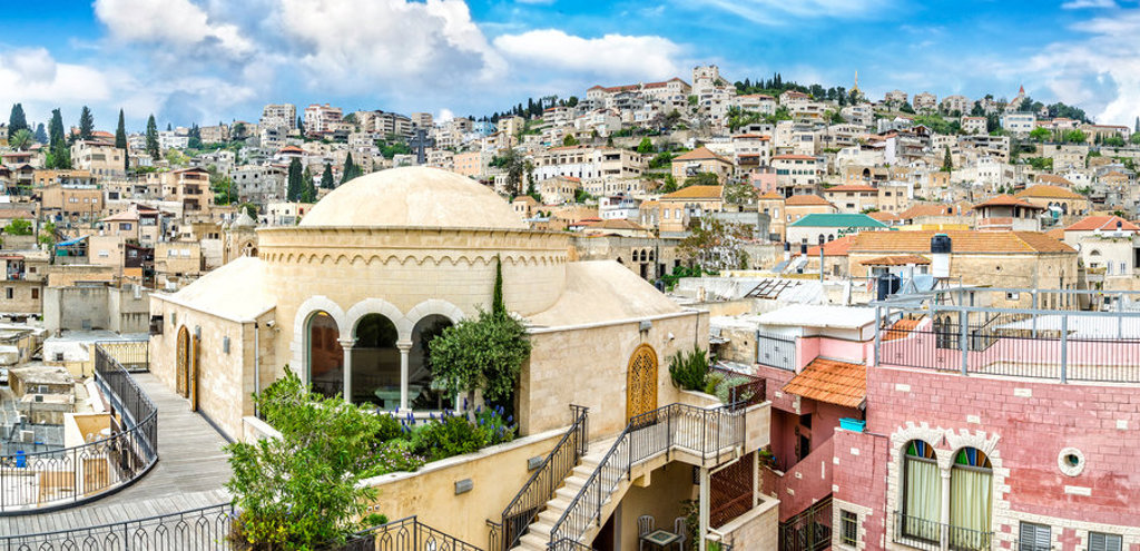 Uitzicht op de oude stad van Nazareth met koepelkerk en huizen op de heuvel, tijdens groepsrondreis Israël en Palestijnse gebieden.