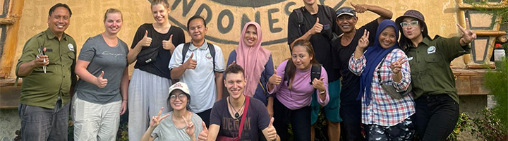 Groepsfoto van projectpartners en reizigers in Indonesië, namens Sawadee €6.336 gedoneerd aan lokale projecten.