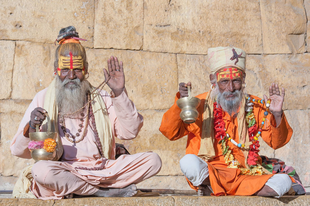 Hindoestaanse sadhu’s met geverfde gezichten zittend op trappen in Noord-India tijdens groepsrondreis.