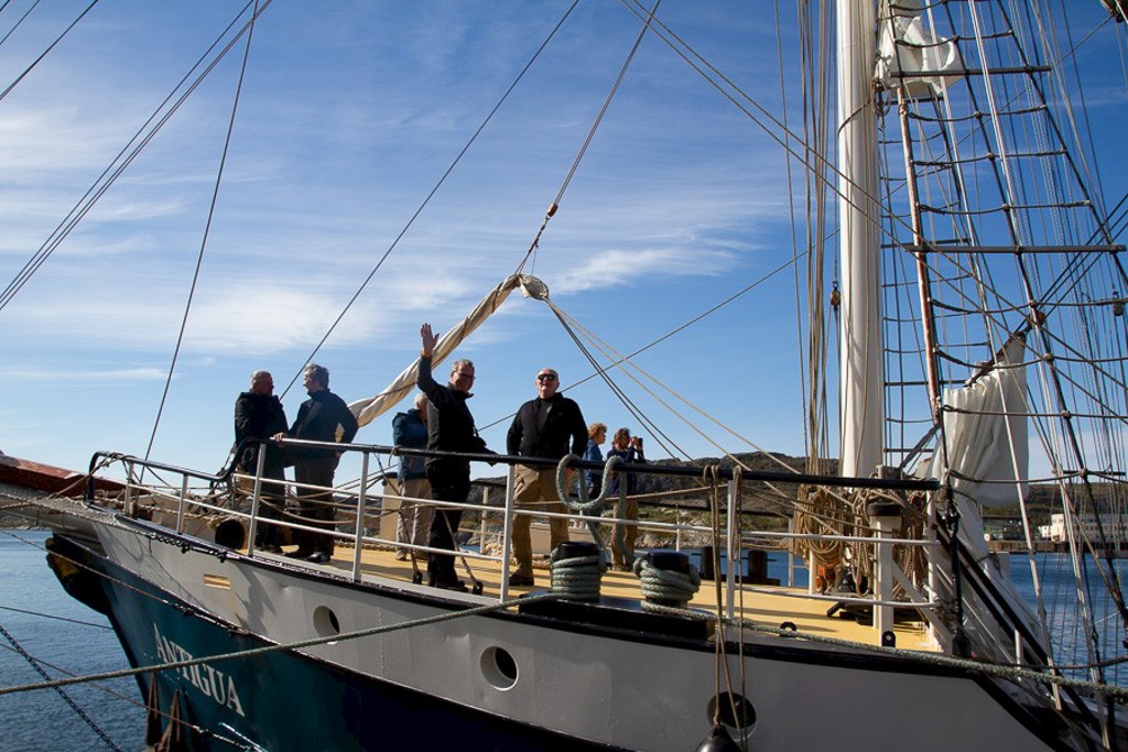 Reizigers aan dek van een zeilschip in de Lofoten, Noorwegen, tijdens een groepsrondreis.