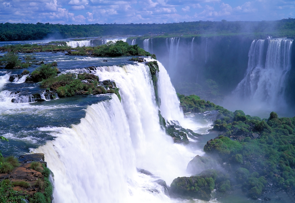 Panorama van de Iguazú-watervallen op de grens van Argentinië en Brazilië.