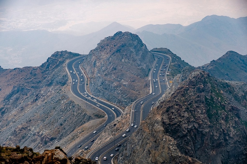 Slingerweg door het berglandschap van Saoedi-Arabië tijdens een groepsrondreis.