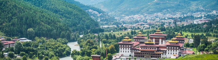 Uitzicht op een boeddhistisch klooster in de groene Himalaya-vallei van Bhutan tijdens een groepsrondreis Sikkim en Bhutan.