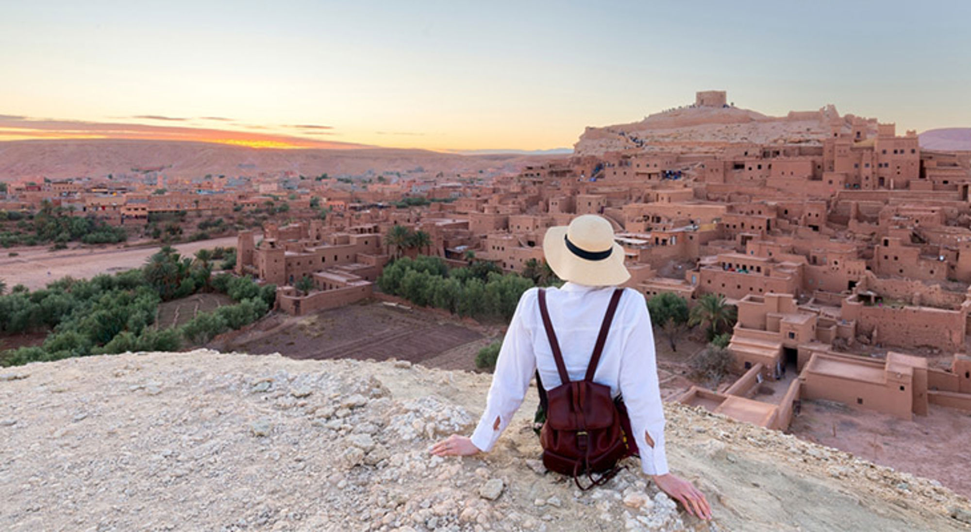 Aït Ben Haddou Uitzicht op de kasbah van Aït Ben Haddou in Marokko bij zonsondergang.