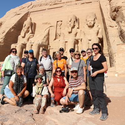 Groep reizigers bij de tempel van Abu Simbel tijdens een groepsrondreis Egypte.