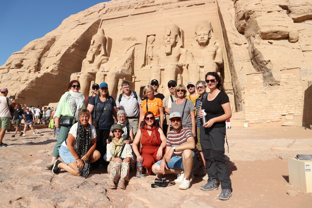 Groep reizigers bij de tempel van Abu Simbel tijdens een groepsrondreis Egypte.