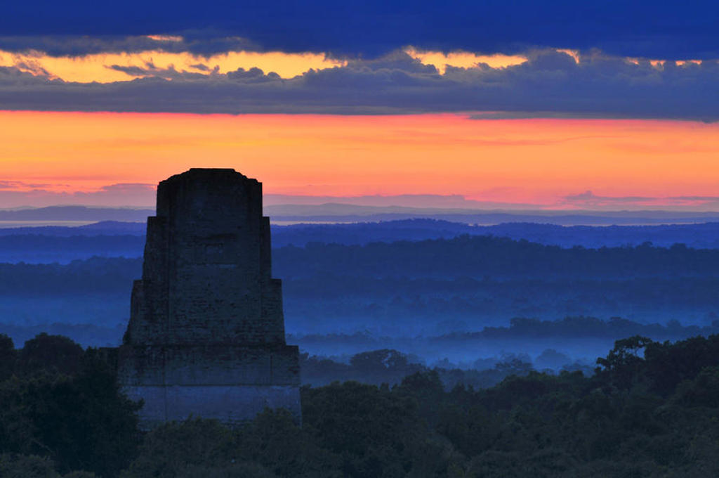 Maya-tempel in Tikal, Guatemala bij zonsondergang, tijdens familiereis Guatemala en Belize.