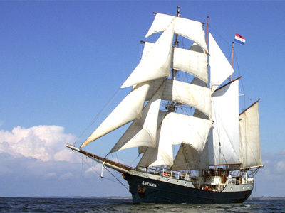 Zeilschip Antigua met volle zeilen op zee tijdens de zeilreis  & .
