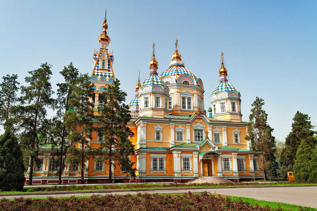 Russisch-orthodoxe kathedraal met kleurrijke koepels en gouden torenspitsen langs de Zijderoute.