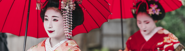 Japanse vrouw in kimono met rode paraplu tijdens Sawadee Cultuurweken Week 3: Kleding.
