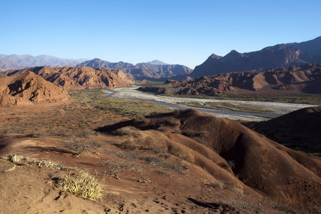 Berglandschap met rivierdal in Argentinië tijdens een groepsrondreis.