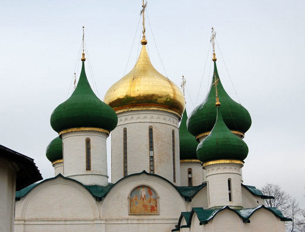 Russisch-orthodoxe kerk met groene en gouden koepels tijdens groepsrondreis Rusland.