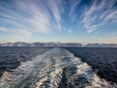 Uitzicht vanaf de boot op zee met kielzog richting de Lofoten, Noorwegen.