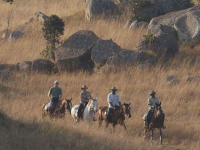 Safari te paard door de savanne met rotsen tijdens de Route Zuid-Afrika.
