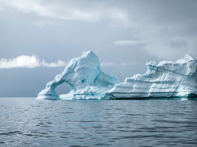 Drijvende ijsberg in de fjorden van Groenland tijdens de route Spitsbergen, Groenland & IJsland.