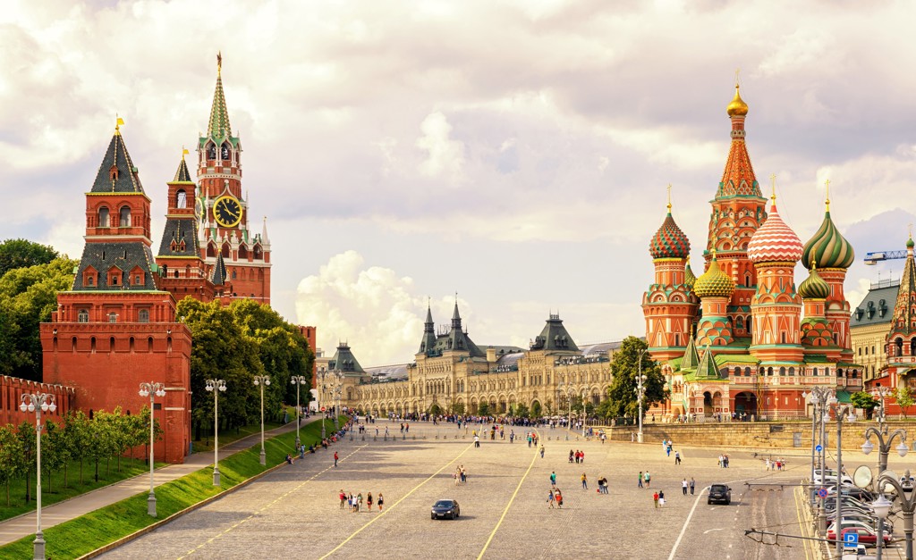 Rode Plein in Moskou met de Basiliuskathedraal en de Spasskaja-toren van het Kremlin.