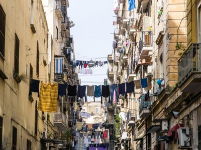 Smalle straat in Napels met wasgoed aan lijnen tussen balkons, tijdens de route Amalfikust, Cilento en Sicilië.