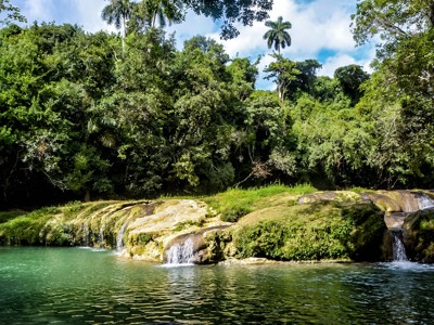 Waterval met natuurlijke zwempoel in het groene El Nicho-park, Cuba.