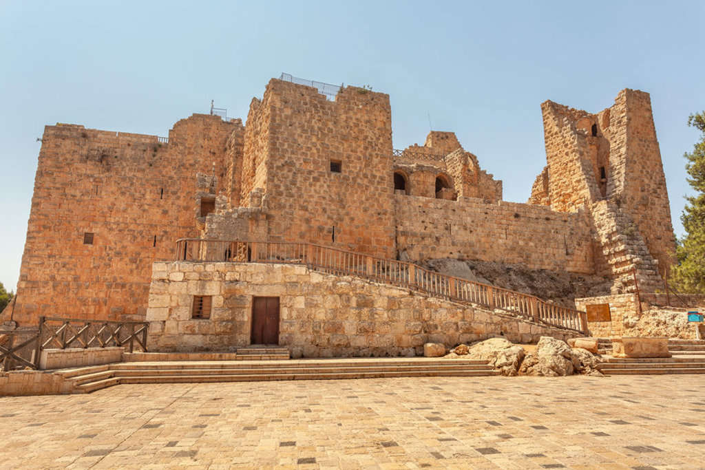Karak-kasteel in Jordanië, indrukwekkende kruisvaardersburcht van zandkleurige stenen onder een heldere lucht.