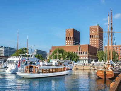 Haven van Oslo met boten en het stadhuis op de achtergrond, startpunt van de route 12 dagen Spitsbergen.