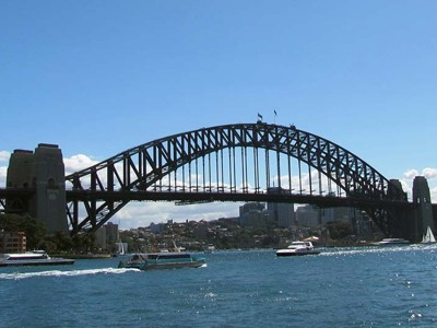 Sydney Harbour Bridge met boten op de haven, tijdens de Route Australië kampeer- & hotelreis van 21 dagen.