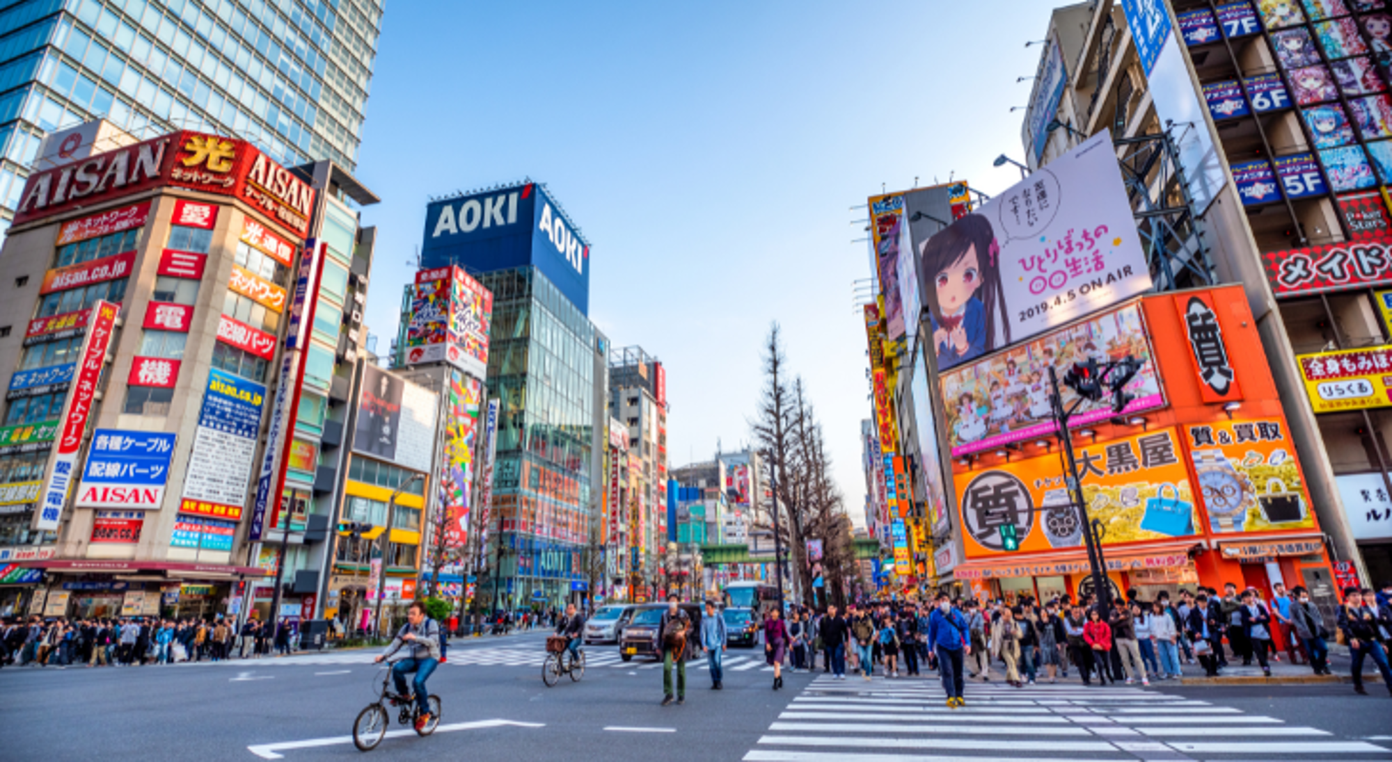 Modern Tokio Drukke straat in Tokyo met voetgangersoversteekplaats, hoge gebouwen en kleurrijke reclameborden.